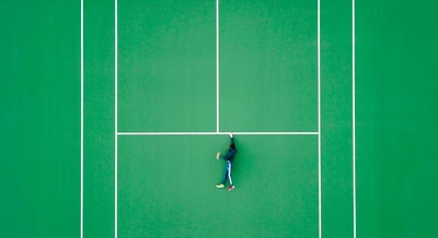 航空摄影的人躺在网球场
